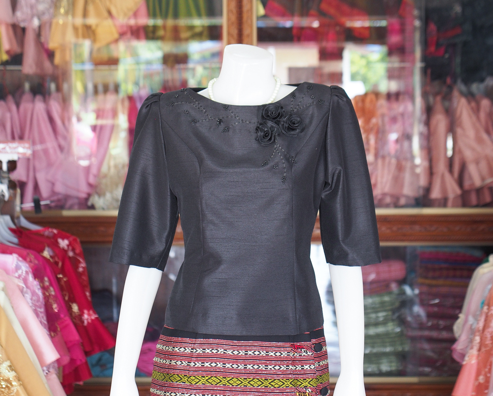 เสื้อผ้าไหมแพรทองปักมุกแต่งดอกไม้ สีดำ ไซส์ 2XL
