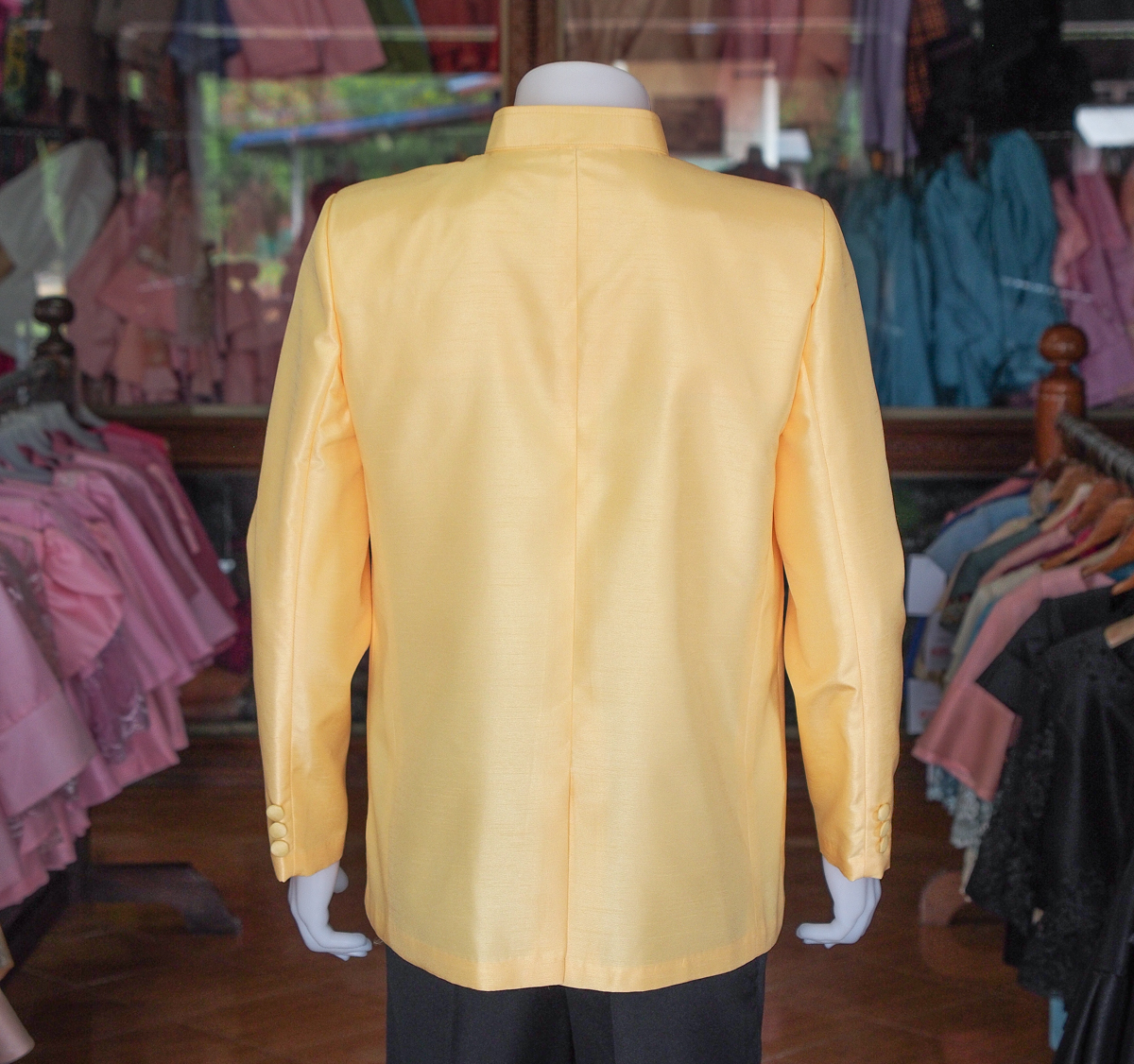 เสื้อผ้าไหมแพรทองคอพระราชทานแขนยาว สีเหลืองอ่อน ไซส์ M