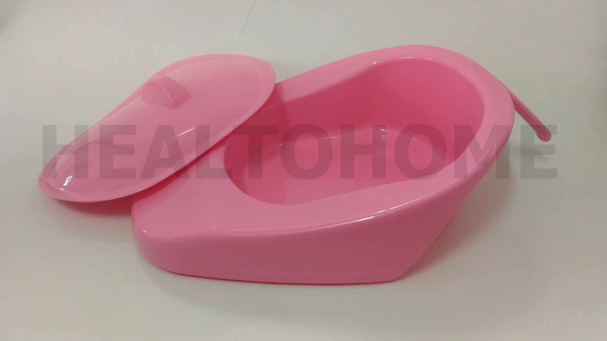 หม้อนอนพลาสติก หน้าลาด มีหูจับ พร้อมฝาปิด