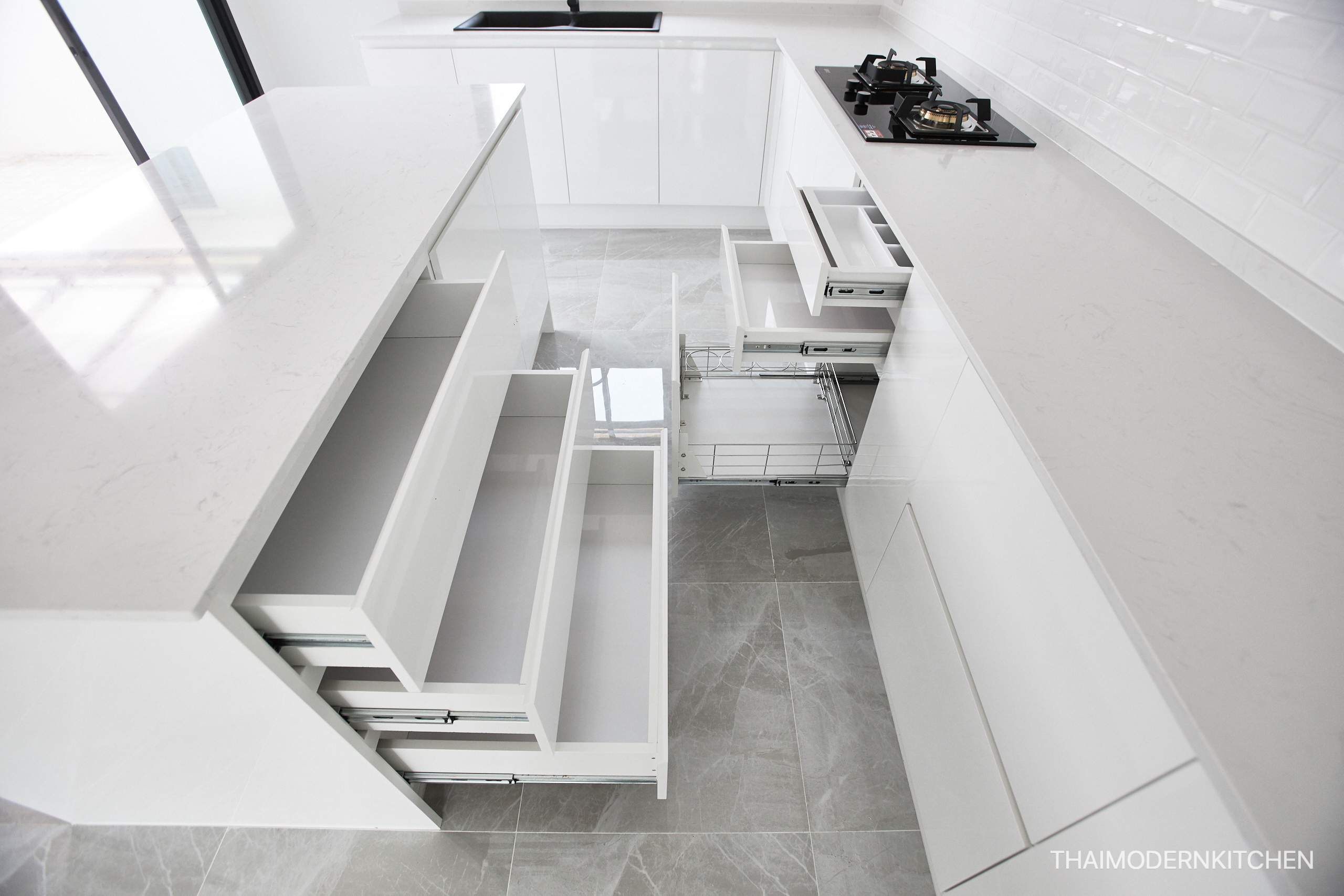 ครัวบิ้วอิน บ้านคุณ โสจิรัต 3+3.3 ตู้ล่าง 4.5 ตู้บน (เว้นติด hood) 1.8 island