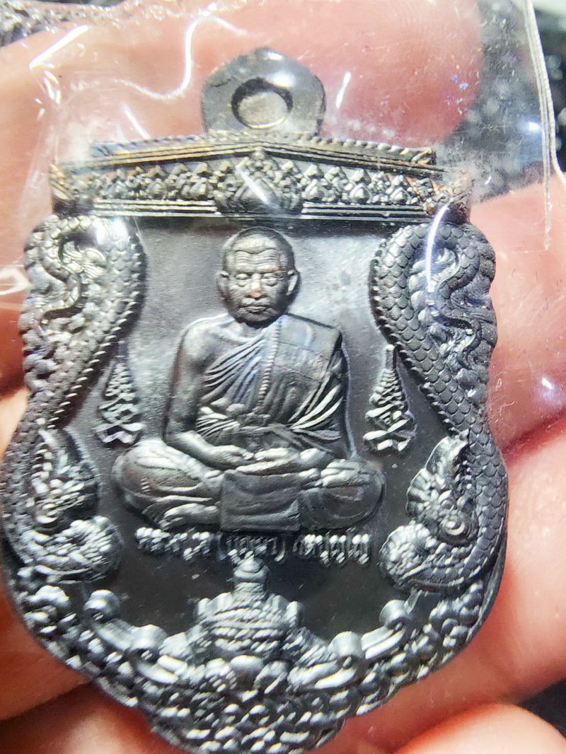 หลวงปู่เจ วัดป่าวิเวกธรรม มหาเศรษฐีมั่งมีทรัพย์ ธงชาติ นวะโลหะ หน้ามีตำหนิ (AB5426)