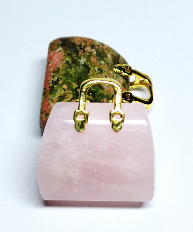 Rose Quartz แกะสลักรูปกระเป๋า