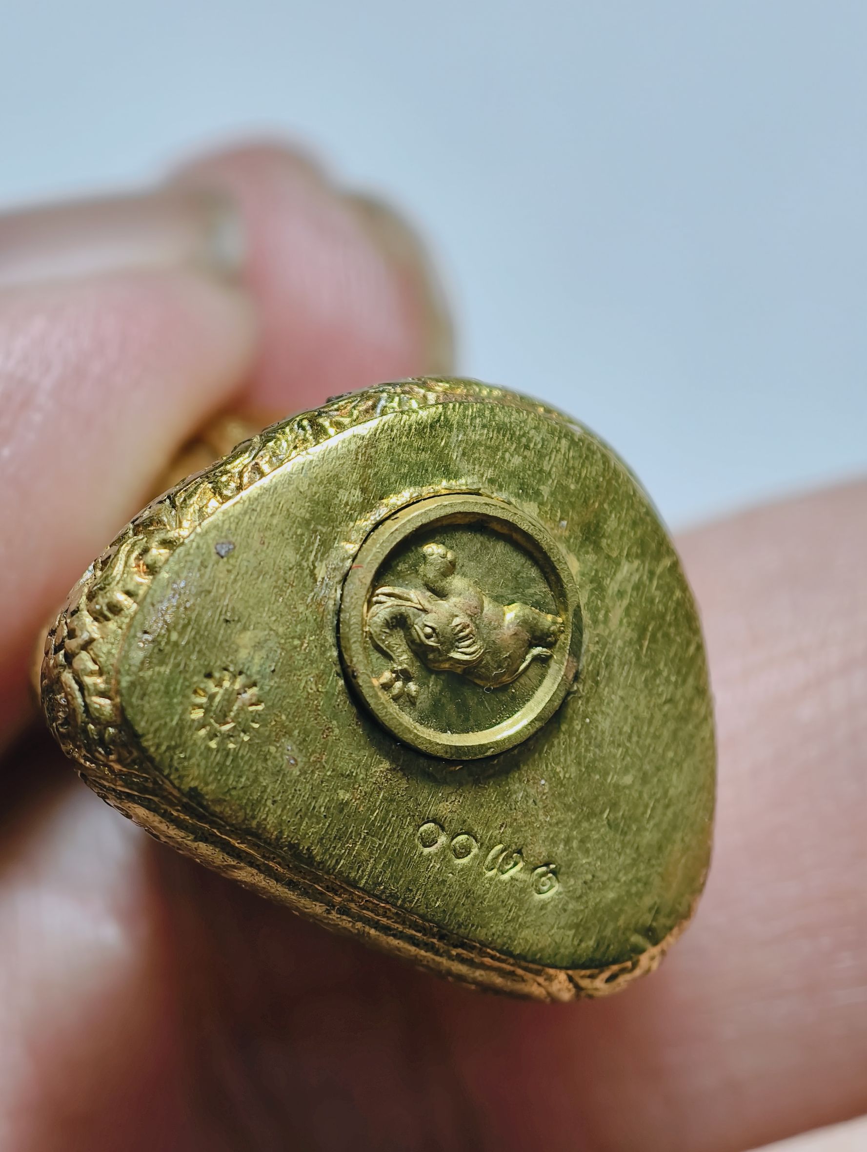 หลวงปู่แก้ว วัดบ้านถนนกระสัง แก้วสารพัดนึก ก้นช้าง กล่องเดิม AC4352