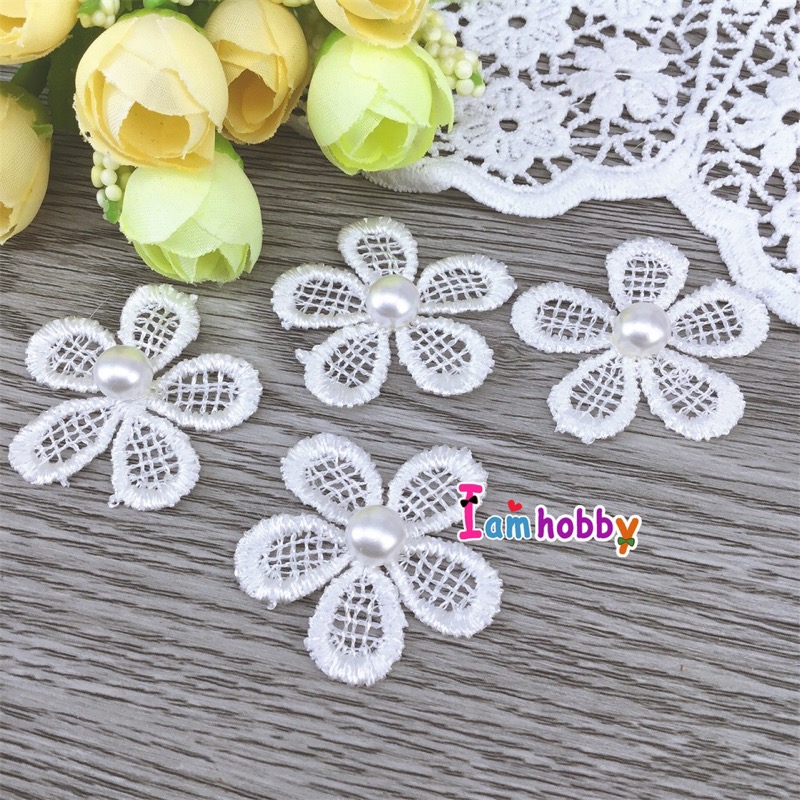 ดอกไม้ผ้าลูกไม้ตาข่ายถักขอบสีขาว 3.5 cm. ตกแต่งมุกนูนสีขาว (20 ชิ้น)