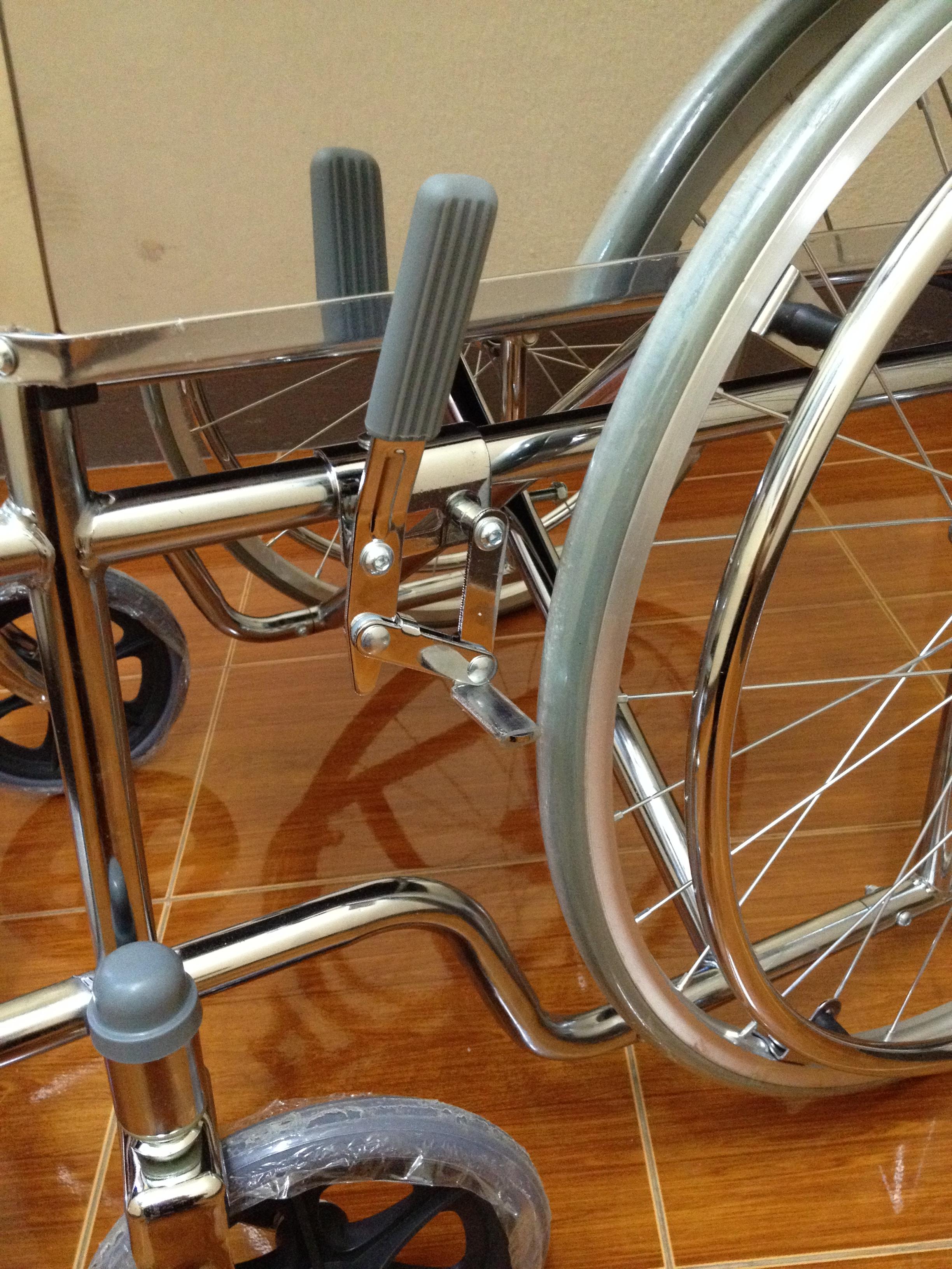 K001-CA905 รถเข็นผู้ป่วย เหล็กชุบโครเมี่ยม ล้อซี่ลวด เบาะหนัง ไม่มีเบรคมือ ไม่มีเข็มขัด (ส่งฟรี)