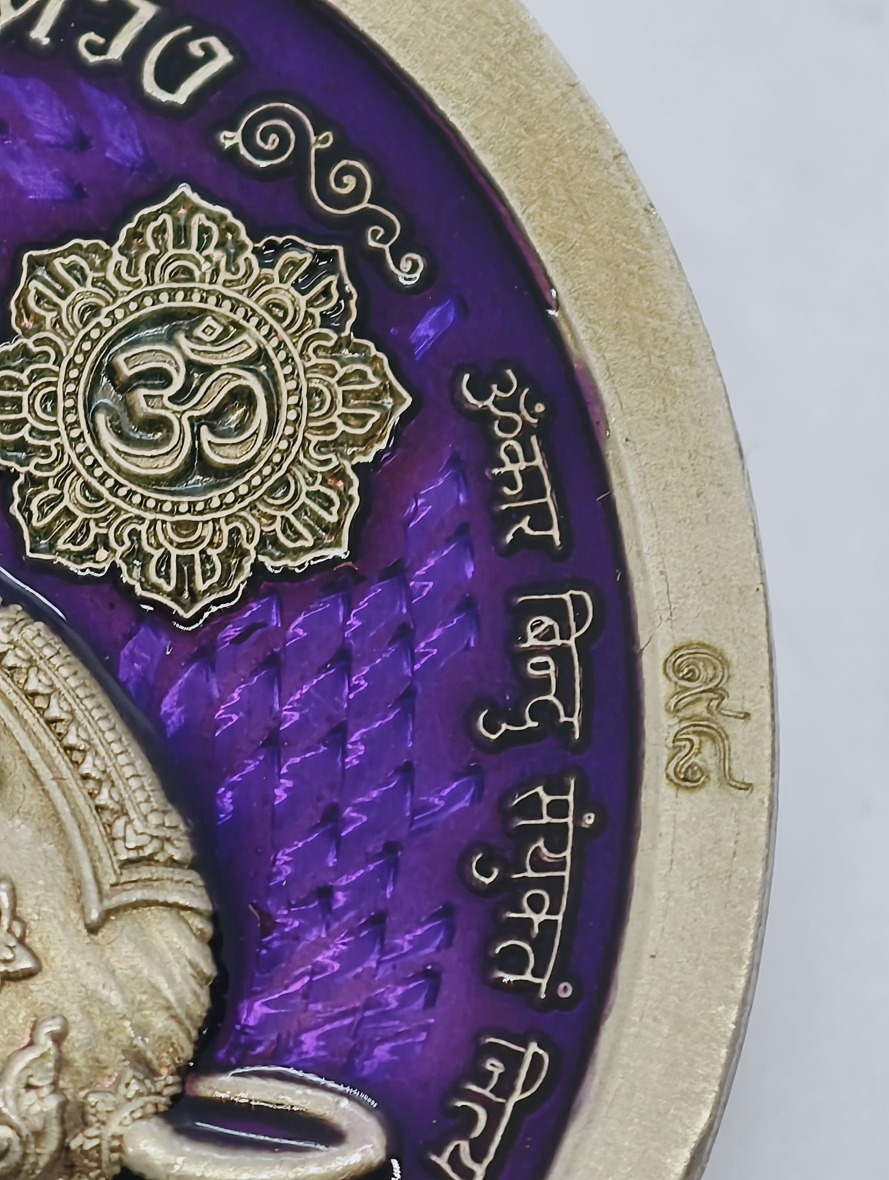 พระพิฆเนศเหนือดวง ฝังเพชร 2 เม็ด ลงยา หน้าหลัง ไม่มีกล่อง AA3434