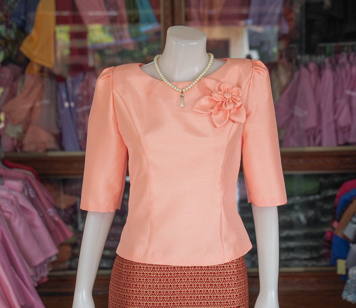 เสื้อผ้าไหมแพรทอง แต่งดอกไม้ สีโอรส ไซส์ XL