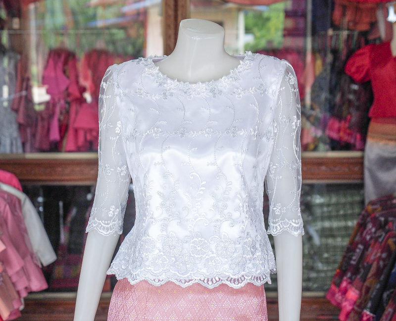 เสื้อผ้าไหมแพรทอง แต่งลูกไม้ สีขาว ไซส์ S