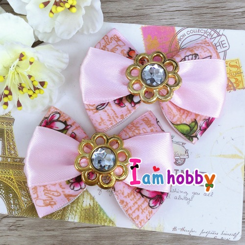 โบว์ผ้าสีชมพูอ่อน ตกแต่งดอกไม้สีทองติดเพชร (1 คู่)