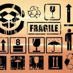 ฉลากป้ายติดพัสดุไปรษณีย์ สไตล์การออกแบบดีไซน์แบบเรียบๆแต่มีสไตล์ ฉลากไว้ใช้แปะกับกล่องพัสดุที่มีสินค้าพวกแก้ว,กระจก,สิ่งของที่แตกง่ายเพื่อป้องกันการชำรุด // ตัวอย่างดีไซน์ สติ๊กเกอร์ฉลาก Chill Shop Package