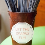 ไอเดียสำหรับการพิมพ์ ป้ายกระดาษ // สไตล์การออกแบบเรียบๆ ด้วยโทนสีขาวพิมพ์ด้วยสีแดงทำให้ดูเรียบๆสะอาดสะดุดตา ป้ายกระดาษใช้สำหรับ ห้อยแขวนสินค้า ห้อยแขวนของขวัญ ป้ายเสื้อ