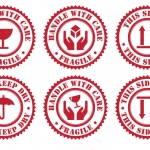 ฉลากป้ายติดพัสดุไปรษณีย์ สไตล์การออกแบบดีไซน์แบบเรียบๆแต่มีสไตล์ ฉลากไว้ใช้แปะกับกล่องบรรจุภัณฑ์ที่ต้องมีความระวังการขนส่ง // ตัวอย่างดีไซน์ สติ๊กเกอร์ฉลาก Chill Shop Package