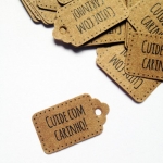 ไอเดียสำหรับการพิมพ์ ป้ายกระดาษ // สไตล์การออกแบบแบบวิเทจโดยการใช้กระดาษคราฟและพิมพ์ด้วยสีดำทำให้ดูเรียบๆแต่ทันสมัย ป้ายกระดาษใช้สำหรับ ห้อยแขวนสินค้า ห้อยแขวนของขวัญ ป้ายเสื้อ