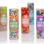 ไอเดียสำหรับการพิมพ์ สติ๊กเกอร์ฉลากสินค้า // สไตล์การออกแบบ ดีไซน์แบบการใช้สีสันที่สดุดตา น่าสนใจ ฉลากไว้ใช้สำหรับ แปะกับแพคเกจช็อคโกแลตหลากสี