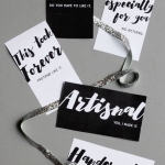 ไอเดียสำหรับการพิมพ์ ป้ายกระดาษ // สไตล์การออกแบบด้วยโทนขาวดำ เพิ่มความหรูหราให้แก่ป้ายกระดาษเป็นอย่างดี ป้ายกระดาษใช้สำหรับ ห้อยแขวนสินค้า ห้อยแขวนของขวัญ ป้ายเสื้อ