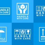 ฉลากป้ายติดพัสดุไปรษณีย์ สไตล์การออกแบบดีไซน์แบบเรียบๆแต่มีสไตล์ ฉลากไว้ใช้แปะกับกล่องบรรจุภัณฑ์ที่ต้องมีความระวังการขนส่ง // ตัวอย่างดีไซน์ สติ๊กเกอร์ฉลาก Chill Shop Package