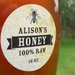 ไอเดียสำหรับการพิมพ์ สติ๊กเกอร์ฉลากสินค้า // สไตล์การออกแบบ ดีไซน์แบบเรียบๆ แต่มีสไตล์ ฉลากไว้ใช้สำหรับ แปะกับโหลแก้วใส โหลน้ำผึ้ง