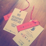 ไอเดียสำหรับการพิมพ์ ป้ายกระดาษ // สไตล์การออกแบบโดยใช้กระดาษคราฟและพิมพ์ตัวอักษรสีดำเพิ่มความวินเทจทันสมัย ป้ายกระดาษใช้สำหรับ ห้อยแขวนสินค้า ห้อยแขวนของขวัญ ป้ายเสื้อ