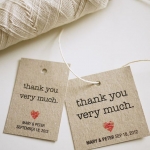 ไอเดียสำหรับการพิมพ์ ป้ายกระดาษ // สไตล์การออกแบบแบบเรียบๆโดยใช้ป้ายกระดาษคราฟ และพิมพ์ด้วยสีดำเพิ่มความสดุดตาสวยงาม ป้ายกระดาษใช้สำหรับ ห้อยแขวนสินค้า ห้อยแขวนของขวัญ ป้ายเสื้อ