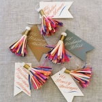 ไอเดียสำหรับการพิมพ์ ป้ายกระดาษ // สไตล์การออกแบบดูด๊หรูหรา และเพิ่มลูกเล่นด้วยเชือกหลากสี ทำให้ดูโดดเด่นสวยงาม ป้ายกระดาษใช้สำหรับ ห้อยแขวนสินค้า ห้อยแขวนของขวัญ ป้ายเสื้อ