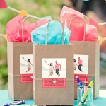 ไอเดียสำหรับการพิมพ์ สติ๊กเกอร์ฉลากสินค้า // สไตล์การออกแบบ ดีไซน์แบบเรียบๆ แต่มีสไตล์ ฉลากไว้ใช้สำหรับ แปะกับถุงกระดาษใส่ของชำร่วยในวันสำคัญ