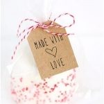 ไอเดียสำหรับการพิมพ์ ป้ายกระดาษ // สไตล์การออกแบบทรงเหลี่ยม และพิมพ์ตัวอักษรสีดำเรียบๆและนำเชือกลายๆมาผูกทำให้ดูโดดเด่นอีกด้วย ป้ายกระดาษใช้สำหรับ ห้อยแขวนสินค้า ห้อยแขวนของขวัญ ป้ายเสื้อ