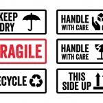 ฉลากป้ายติดพัสดุไปรษณีย์ สไตล์การออกแบบดีไซน์แบบเรียบๆแต่มีสไตล์ ฉลากไว้ใช้แปะกับกล่องบรรจุภัณฑ์ที่ต้องมีความระวังการขนส่ง // ตัวอย่างดีไซน์ สติ๊กเกอร์ฉลาก Chill Shop Package