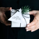 ไอเดียสำหรับการพิมพ์ ป้ายกระดาษ // สไตล์การออกแบบเรียบๆ แต่ดูหรูหราโดยใช้โทนสีขาวดำ ห้อยกับกล่องของขวัญในวันพิเศษ ป้ายกระดาษใช้สำหรับ ห้อยแขวนสินค้า ห้อยแขวนของขวัญ ป้ายเสื้อ