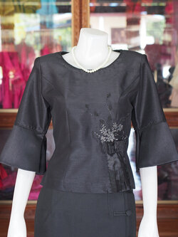 เสื้อผ้าไหมแพรทอง แต่งลูกไม้ สีดำ ไซส์ L