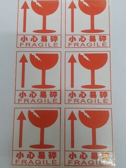 STICKER FRAGILE สติ๊กเกอร์ระวังแตก เขียน FRAGILE มีรูปแก้วแตก ตัวอักษรสีแดง