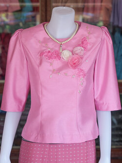 เสื้อผ้าไหมแพรทอง แต่งลูกไม้ สีชมพู ไซส์ L