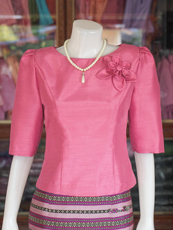เสื้อผ้าไหมแพรทอง แต่งดอกไม้ สีชมพู ไซส์ 4XL
