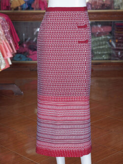 ผ้าถุงป้าย ผ้าทอลายขอ สีแดง เอว 36 นิ้ว