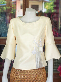 เสื้อผ้าไหมแพรทอง แต่งลูกไม้ สีครีม ไซส์ M