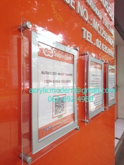 กรอบA4 ขอบสีเงิน น๊อตลอยเจาะผนัง