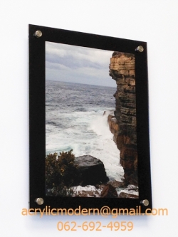 กรอบอครีลิคใสแผ่นหลังสีดำ ขนาด A4