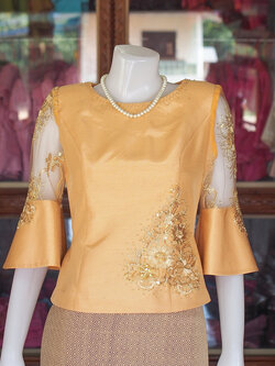 เสื้อผ้าไหมแพรทอง แต่งลูกไม้ สีทอง ไซส์ M