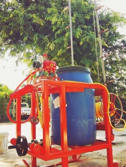 ถังพ่นยาขนาด 250 ลิตร มีแขนข้างละ 2.5