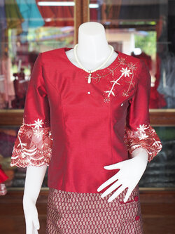เสื้อผ้าไหมแพรทอง แต่งลูกไม้ สีแดงไวน์ ไซส์ L