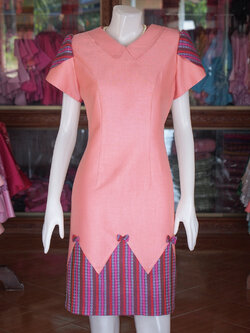 เดรสผ้าฝ้ายสุโขทัยแต่งลายมุกสายรุ้ง สีชมพูโอรส ไซส์ L