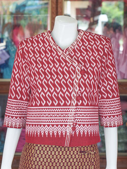 เสื้อผ้าฝ้ายทอลายขอ แต่งเดินไหม สีแดง ไซส์ M