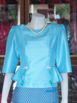เสื้อผ้าไหมแพรทอง แต่งลูกไม้ สีฟ้า ไซส์ 3XL