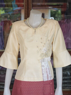 เสื้อผ้าไหมแพรทองแต่งลูกไม้ สีครีม ไซส์ XL