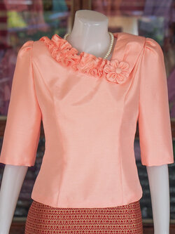 เสื้อผ้าไหมแพรทอง แต่งดอกไม้ สีโอรส ไซส์ L