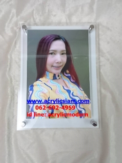 กรอบ A4 ติดผนังน๊อตลอย แบบไม่เจาะผนัง แผ่นหลังสีขาวทึบ