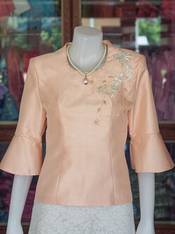 เสื้อผ้าไหมแพรทอง แต่งลูกไม้ สีเปลือกไข่ ไซส์ L