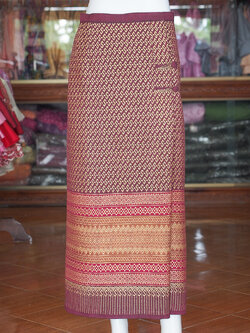 ผ้าถุงป้าย ผ้าทอลายขอ สีแดง เอว 32 นิ้ว