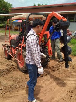 เครื่องเจาะหลุมติดรถไถ