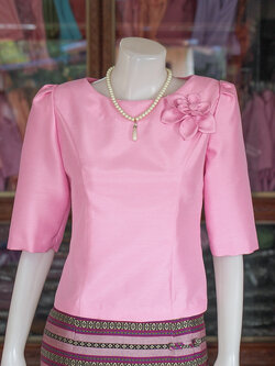 เสื้อผ้าไหมแพรทอง แต่งดอกไม้ สีชมพูอ่อน ไซส์ M
