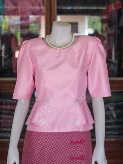 เสื้อผ้าไหมแพรทอง แต่งลูกไม้ สีชมพู ไซส์ L